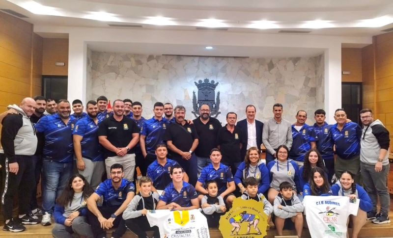 El Ayuntamiento agasaja al Club de Lucha Unión Agüimes por su reciente victoria en la Superliga