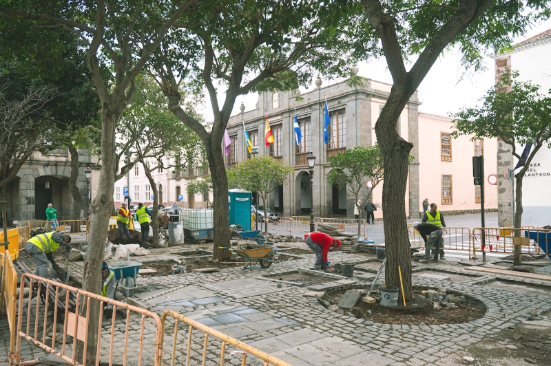 La Laguna avanza en la reparación del pavimento de la Plaza del Adelantado