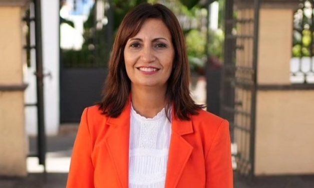 La concejala Pilar Mesa aconseja a Juan Antonio Peña trabajar con el  “Manual del Concejal y del Alcalde”