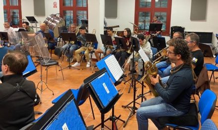 La Escuela Municipal de Educación Musical y la Banda Sinfónica Municipal celebran un concierto ‘mano a mano’