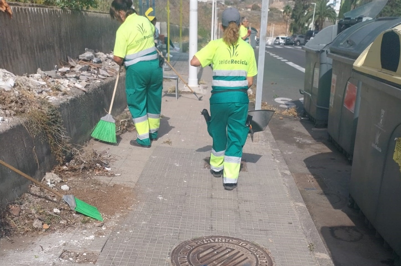 Telde lleva a cabo una jornada intensiva de limpieza en el entorno de la calle Fernando Sagaseta en Jinámar