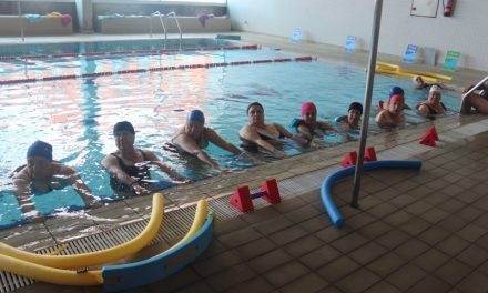 Comienza ActivArico, envejecimiento activo en la piscina para los mayores del municipio