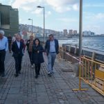 La alcaldesa y el secretario de Estado de Medio Ambiente recorren el barrio marinero de San Cristóbal