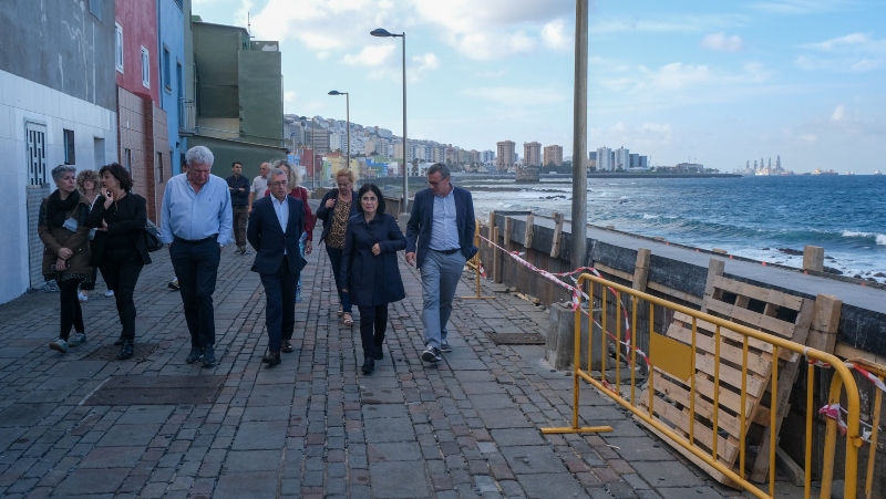 La alcaldesa y el secretario de Estado de Medio Ambiente recorren el barrio marinero de San Cristóbal