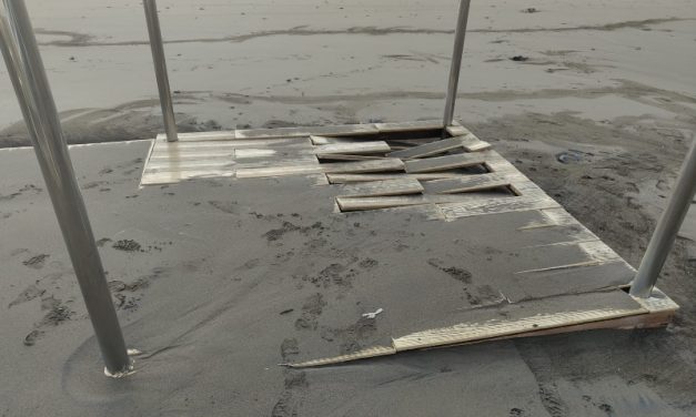 El viento deja destrozos en todas las playas de Telde