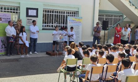 El CEIP Poeta Fernando González inaugura una placa en contra de la esclavitud infantil