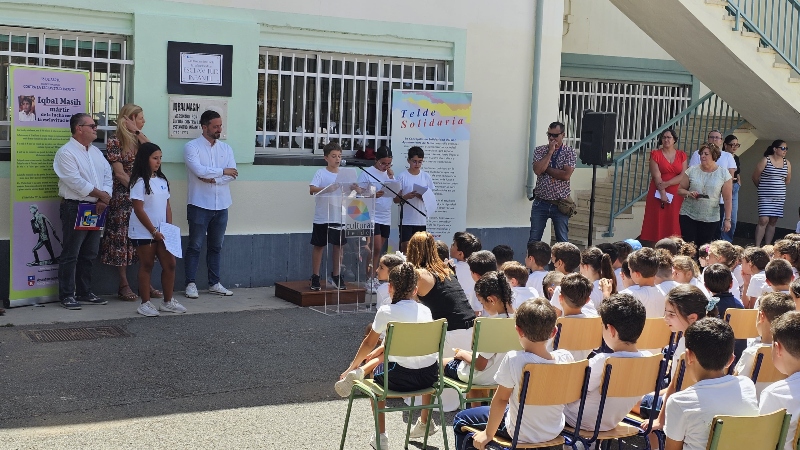 El CEIP Poeta Fernando González inaugura una placa en contra de la esclavitud infantil