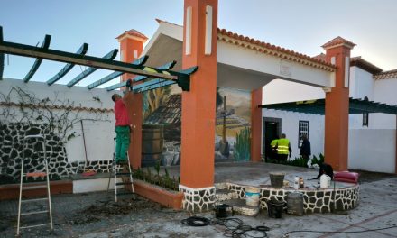 Comienzan las actuaciones para la reparación de las pérgolas de la plaza de Arico Nuevo