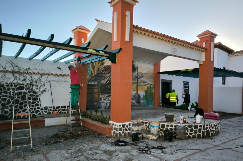 Comienzan las actuaciones para la reparación de las pérgolas de la plaza de Arico Nuevo