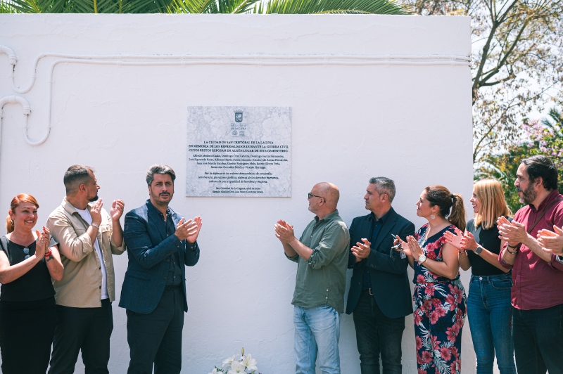 La Laguna recuerda con una placa en el cementerio de San Juan a once vecinos represaliados durante la Guerra Civil
