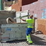 El Ayuntamiento de Las Palmas de GC retira enseres dañados por la pleamar en San Cristóbal