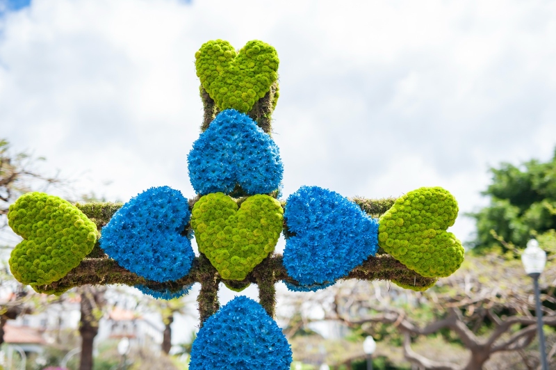Santa Cruz engalana este viernes  las calles de la ciudad con 62 cruces de flores artesanales