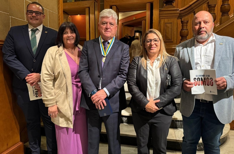 Coros y Danzas de Ingenio recibe su Medalla de Oro de Canarias durante el acto institucional del 30 de mayo