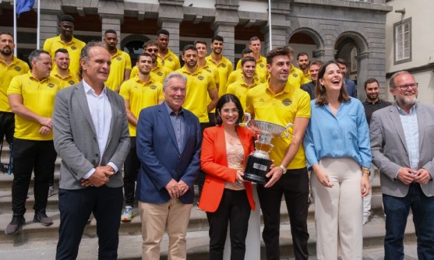 El Ayuntamiento rinde homenaje al Club Voleibol Guaguas por su victoria en la Superliga Masculina