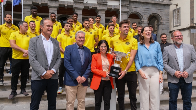 El Ayuntamiento rinde homenaje al Club Voleibol Guaguas por su victoria en la Superliga Masculina