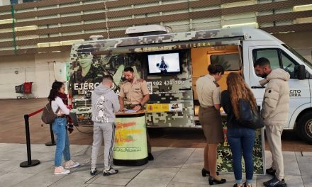 Punto de Información Móvil  del Ejército de Tierra en la Avenida José Mesa y López