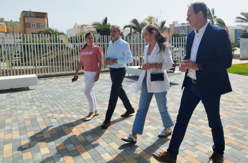 La consejera de Turismo y el alcalde de Agüimes visitan el nuevo corredor peatonal de Arinaga