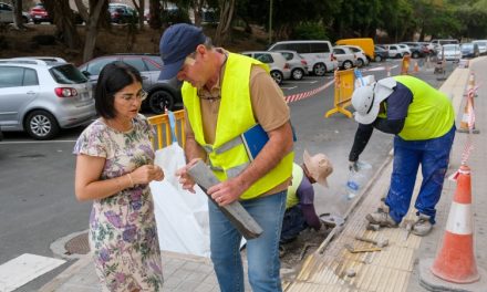 La alcaldesa de Las Palmas supervisa las obras de mejora en las aceras de la Urbanización Reina Mercedes