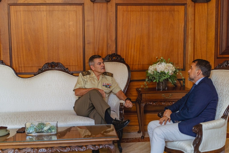 El alcalde de Santa Cruz recibe al nuevo jefe del Estado Mayor del Cuartel General del Mando de Canarias