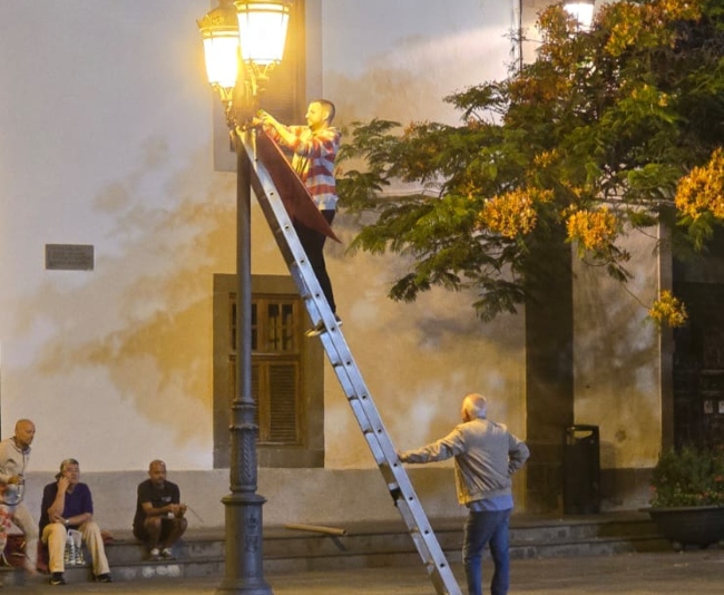 Operarios sin ningún control municipal y contraviniendo las normas de seguridad decoran la Plaza de San Juan con motivo de las fiestas del Cristo de Telde
