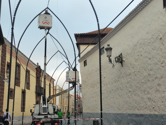 Comienza la instalación del icónico arco de luces en Obispo Rey Redondo, símbolo de la Navidad en La Laguna