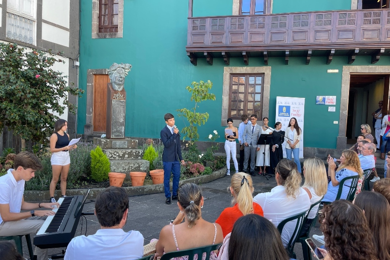 Flores, poemas y una representación teatral para conmemorar el 140 aniversario del nacimiento del poeta Tomás Morales