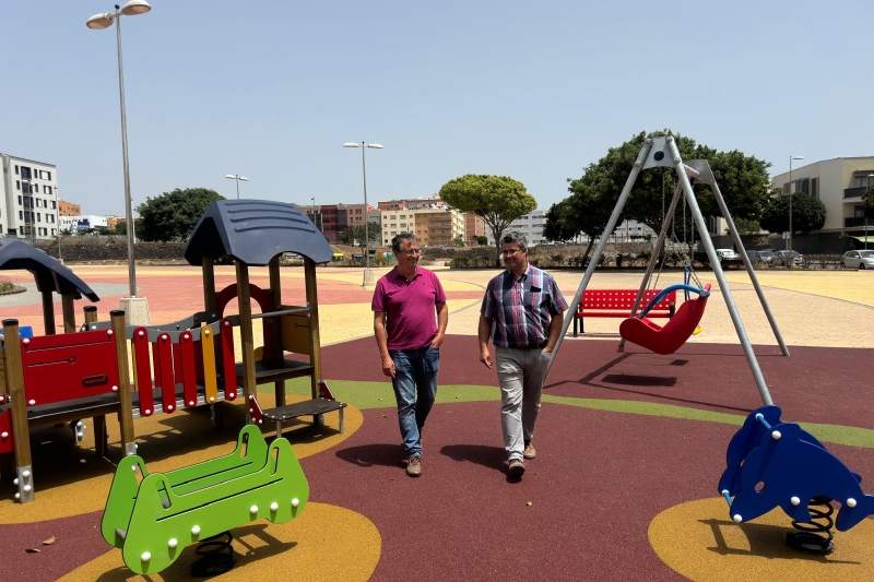 Parques y Jardines de Telde  cierra parcialmente el parque infantil de La Vega para instalar una vela de sombra