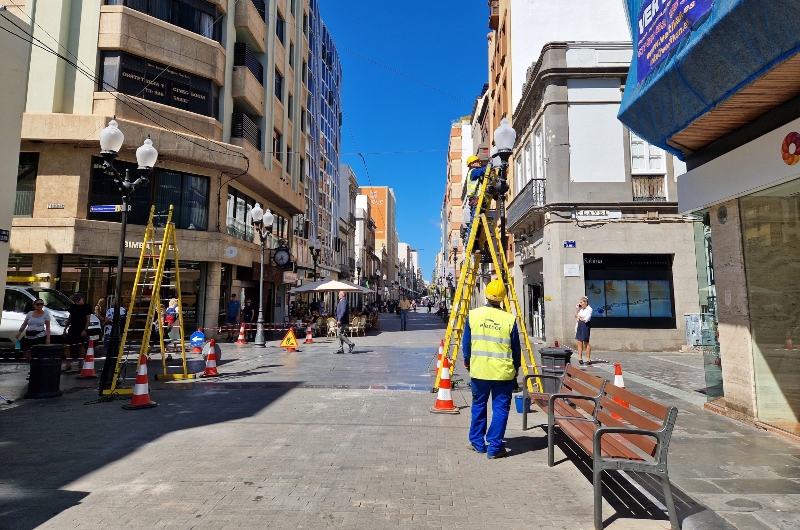 El Ayuntamiento de Las Palmas acondiciona más de medio centenar de farolas de la calle Mayor de Triana