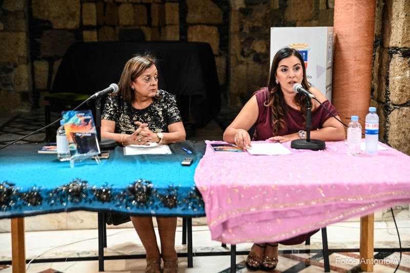 Emotiva presentación del poemario «Agónicos Brahmidos» de Olga Chulani en la biblioteca Saulo Torón de Telde