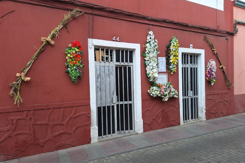 Un vecino de Los LLanos (Telde),  engalana  su frontis y pone alfombras de vuganbillas al paso de la procesión de  San Gregorio