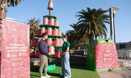 El Ayuntamientode Las Palmas  y Ecovidrio impulsan el reciclaje de envases de vidrio con un árbol de Navidad formado por miniglús