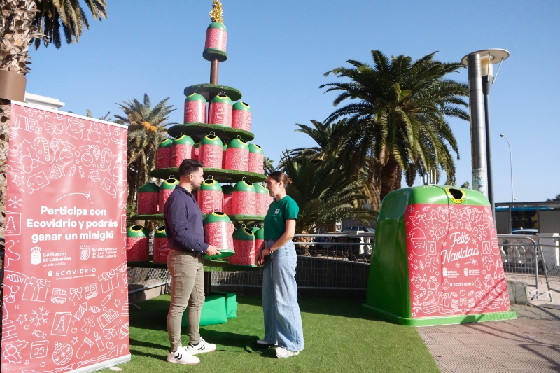 El Ayuntamientode Las Palmas  y Ecovidrio impulsan el reciclaje de envases de vidrio con un árbol de Navidad formado por miniglús