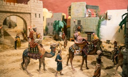 La Laguna inaugura el emblemático belén de la Junta de Hermandades, con más de 300 figuras del artesano José Luis Mayo Lebrija