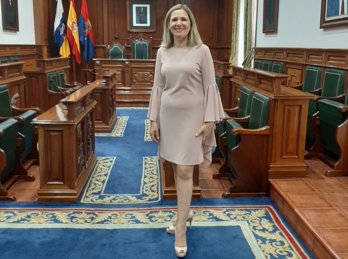 La concejala del PP Mª Eugenia Melián toma posesión este viernes en un Pleno como todos los celebrados en este mandato, vacío de contenido