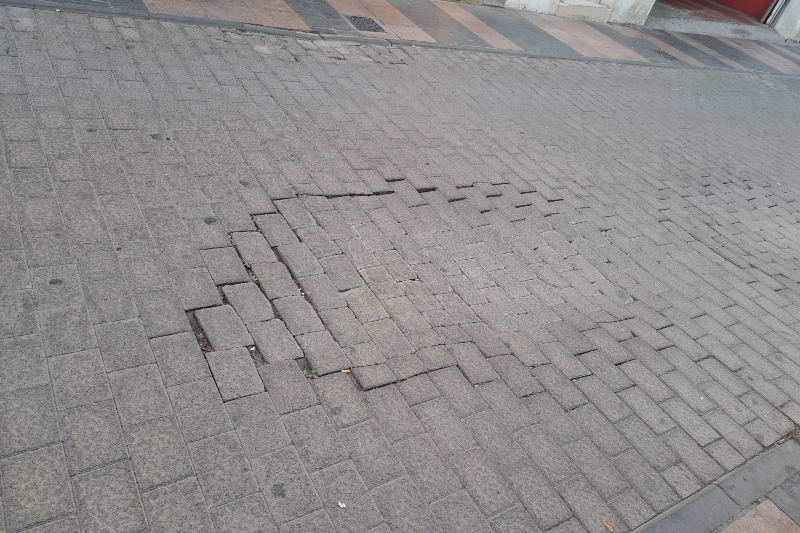 Hundimiento del adoquinado de la calle Cervantes en el barrio de San Gregorio (Telde)