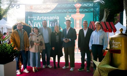 Más de 30 puestos artesanos llenan de tradición la plaza del Adelantado