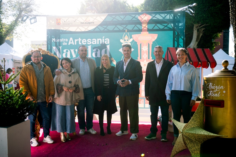 Más de 30 puestos artesanos llenan de tradición la plaza del Adelantado