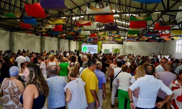 Un grupo de militantes de la Asamblea Local de Nueva Canarias en Santa Lucía   se manifiesta