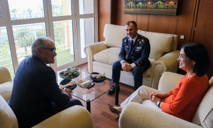 La alcaldesa de Las Palmas  da la bienvenida a la ciudad al nuevo delegado de Defensa en Canarias