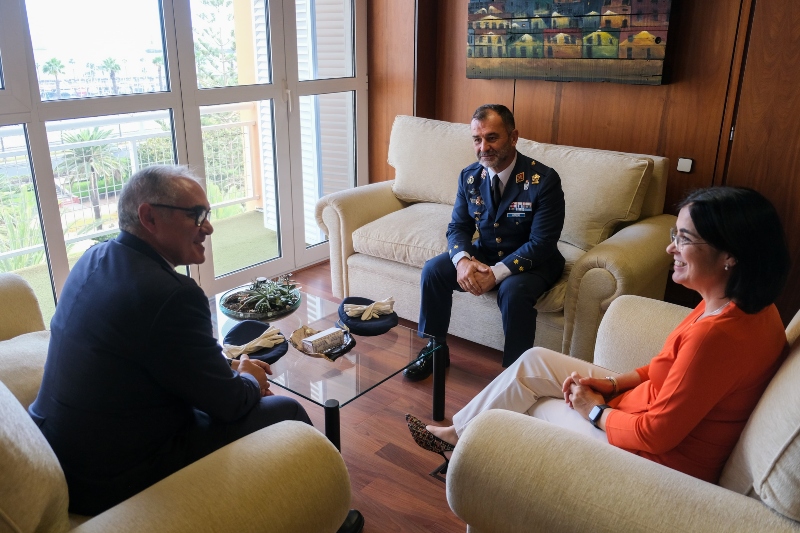 La alcaldesa de Las Palmas  da la bienvenida a la ciudad al nuevo delegado de Defensa en Canarias