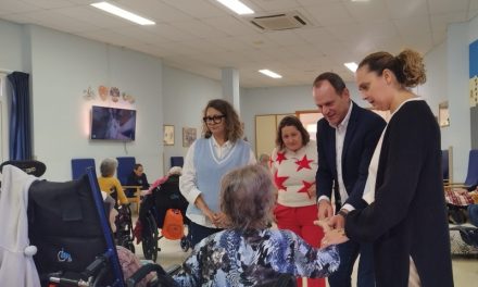 El alcalde acompaña a los usuarios de la Residencia de Mayores en la víspera de Nochebuena