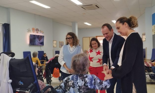 El alcalde acompaña a los usuarios de la Residencia de Mayores en la víspera de Nochebuena