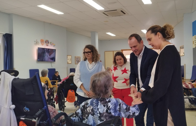 El alcalde acompaña a los usuarios de la Residencia de Mayores en la víspera de Nochebuena