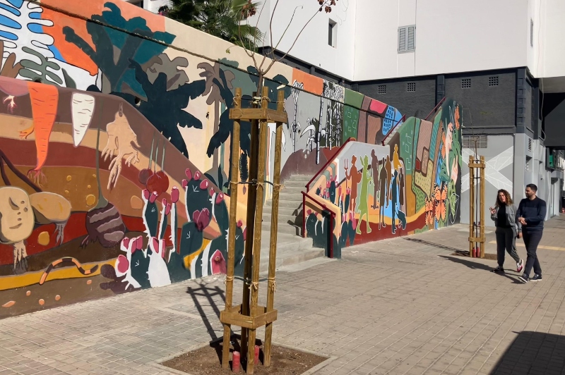El Ayuntamiento de Las Palmas sanea y embellece los muros de la calle Córdoba en el barrio de la Vega de San José