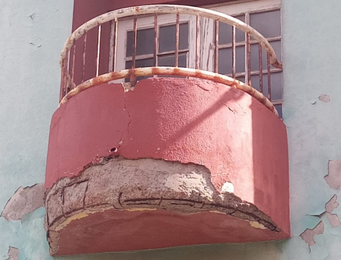 Peligroso estado del balcón de la AA.VV de La Herradura en Telde