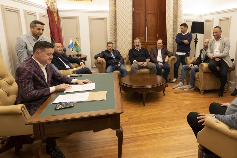 Teodoro Sosa cambia la renovación en NC por la fundación de un nuevo partido con 50 tránsfugas y «besos volados» a Clavijo…