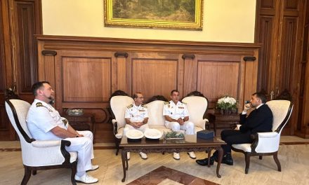 El alcalde de Santa Cruz recibe la visita de la tripulación del buque escuela Juan Sebastián Elcano