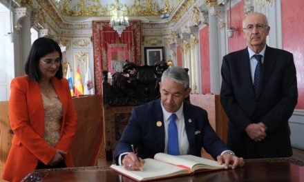 La alcaldesa Darias recibe en las Casas Consistoriales a Ron Nirenberg, alcalde de la ciudad hermanada de San Antonio