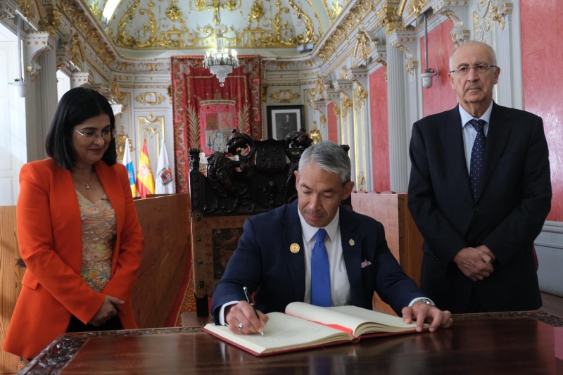 La alcaldesa Darias recibe en las Casas Consistoriales a Ron Nirenberg, alcalde de la ciudad hermanada de San Antonio