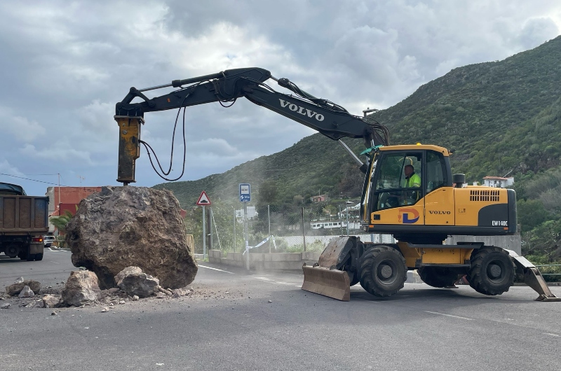 La Laguna procede a la retirada de una piedra de grandes dimensiones en un camino de Valle Tabares